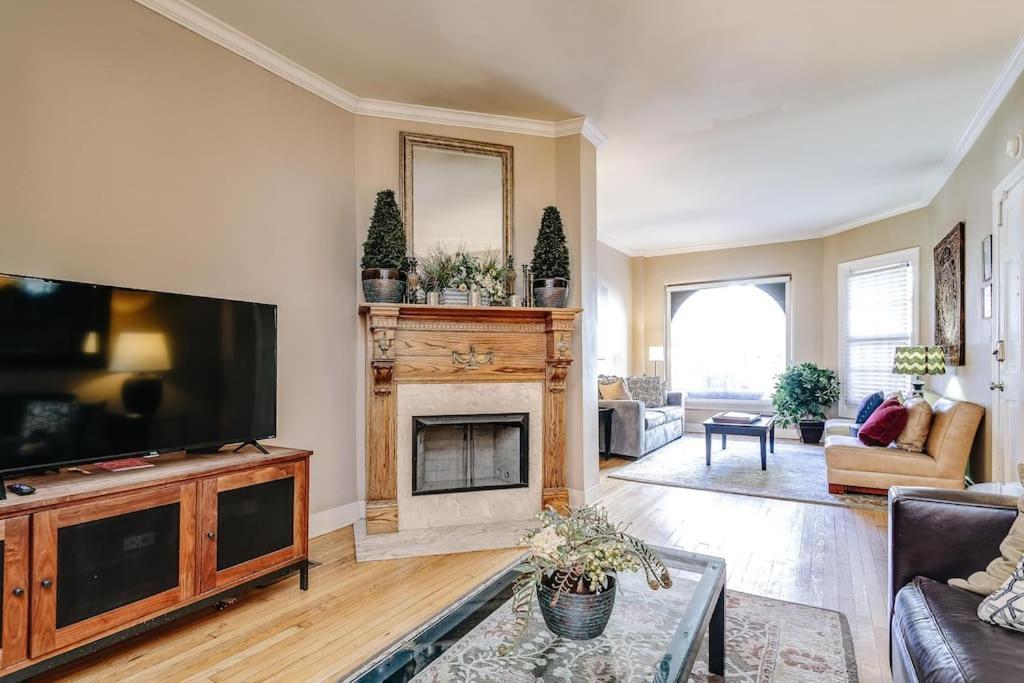 Brownstone In Gold Coast Apartment Chicago Bagian luar foto